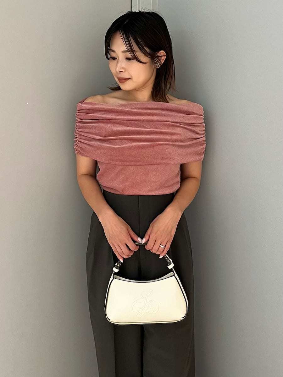 「骨格ウェーブ、ディリーコーディネート、パンツ、トップス、低身長コーデ、春コーディネート、夏コーデ、低身長コーディネート、カジュアル」｜「CELFORDのオフショルチュールベロアトップス（Tシャツ/カットソー、ピンク系）」を使った、CELFORDさん（レディース・152cm）の夏コーディネートの5枚目の写真