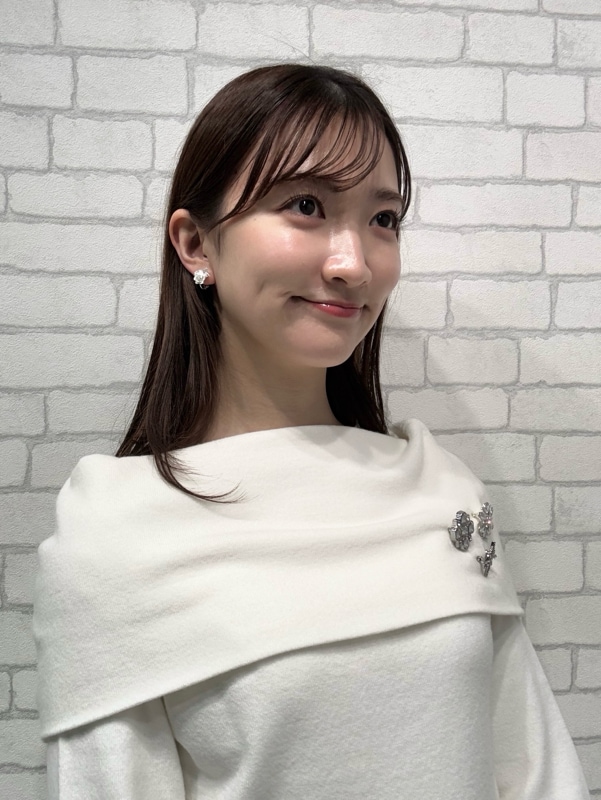 「骨格ウェーブ、ディリーコーディネート、スカート、トップス、ニット、真冬コーデ、冬コーデ」｜「CELFORDのブローチセットオフショルプルオーバー（ニット/セーター、ホワイト系）」を使った、CELFORDさん（レディース・159cm）の冬コーディネートの5枚目の写真
