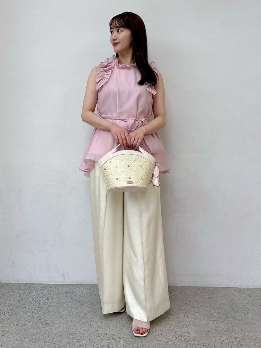 「骨格ナチュラル、ディリーコーディネート、パンツ、トップス、低身長コーデ、春コーディネート、夏コーデ、低身長コーディネート、カジュアル、デートコーデ」｜「CELFORDのAラインフレアラッフルブラウス（シャツ/ブラウス、ピンク系）」を使った、CELFORDさん（レディース・155cm）の夏コーディネートの3枚目の写真