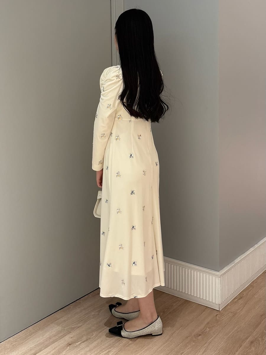 ホワイト系のショルダーバッグ、ピンク系のダウンジャケット/コート、ホワイト系のマスクを着用したレディースの秋コーディネートの8枚目の写真