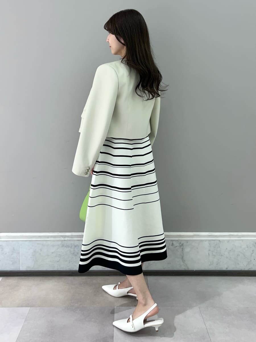 その他のワンピース、グリーン系のショルダーバッグ、ゴールド系のネックレスを着用したレディースの冬コーディネートの4枚目の写真