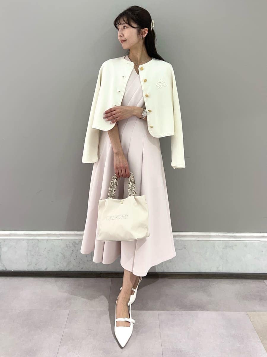 ホワイト系のカーディガン/ボレロ、ピンク系のワンピース、ホワイト系のトートバッグを着用したレディースの冬コーディネートの2枚目の写真