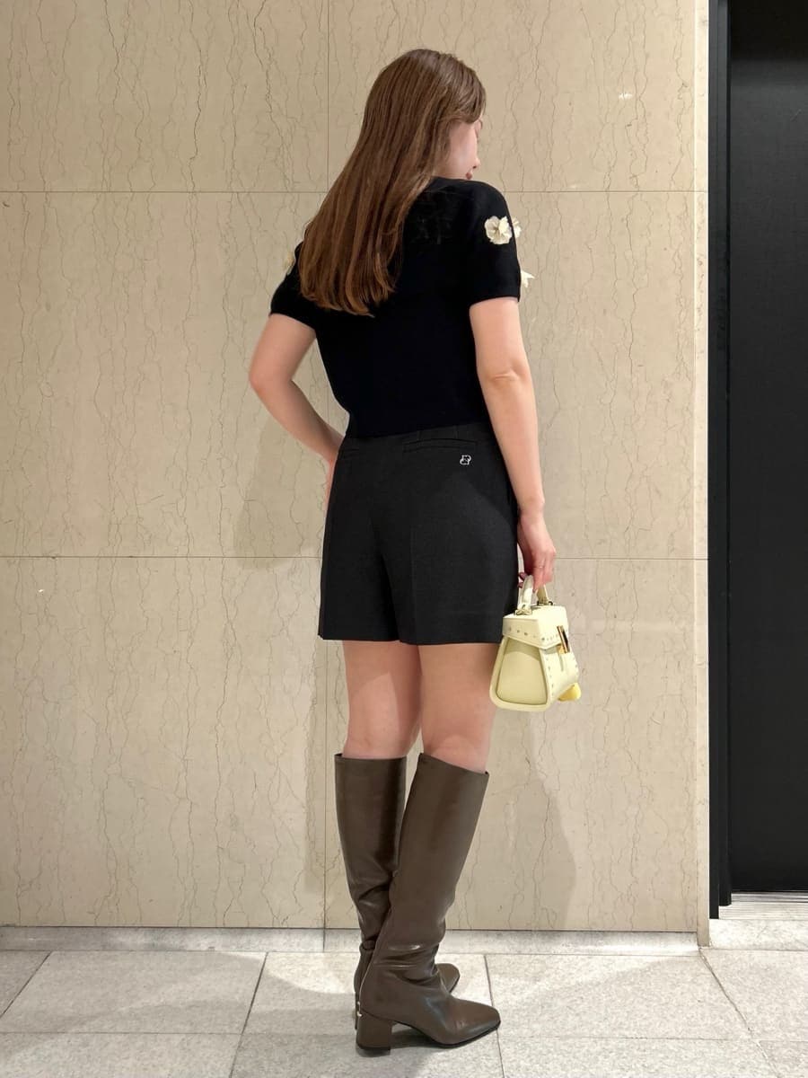 「骨格ナチュラル、ディリーコーディネート、パンツ、トップス、ニット、秋コーデ、カジュアル、秋先取りコーデ」｜「CELFORDのバリエーションタックショートパンツ（その他パンツ、ブラック系）」を使った、CELFORDさん（レディース・157cm）の夏コーディネートの4枚目の写真