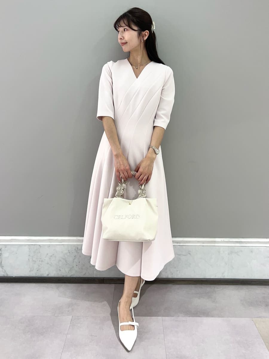 ホワイト系のカーディガン/ボレロ、ピンク系のワンピース、ホワイト系のトートバッグを着用したレディースの冬コーディネートの6枚目の写真