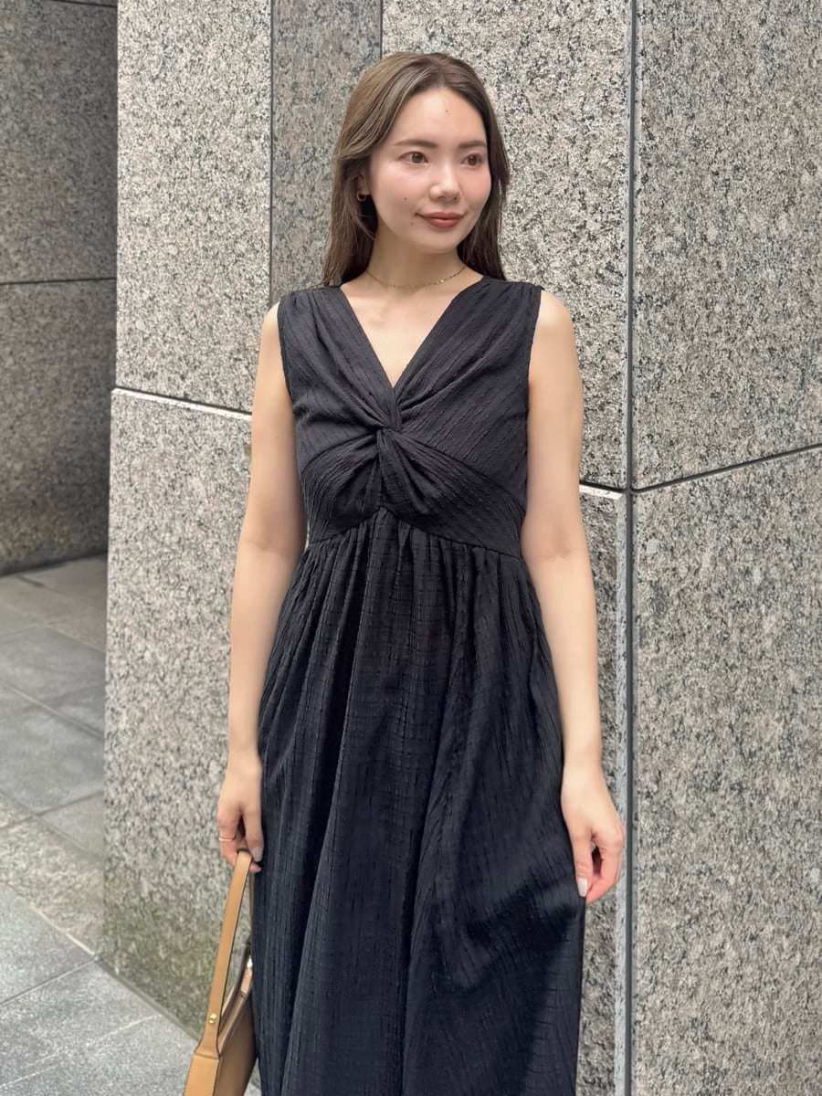 「ディリーコーディネート、ワンピース、夏コーデ、デートコーデ」｜「CELFORDのツイストデザインノースリワンピース（ワンピース、ブラック系）」を使った、CELFORDさん（レディース・157cm）の夏コーディネートの2枚目の写真