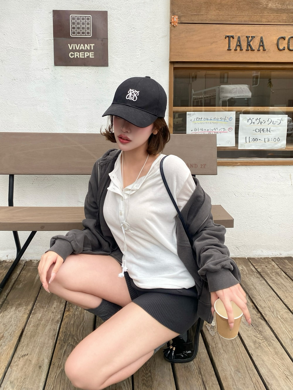 グレー系のその他パンツ、ホワイト系のTシャツ/カットソーを着用したレディースの夏コーディネートの2枚目の写真