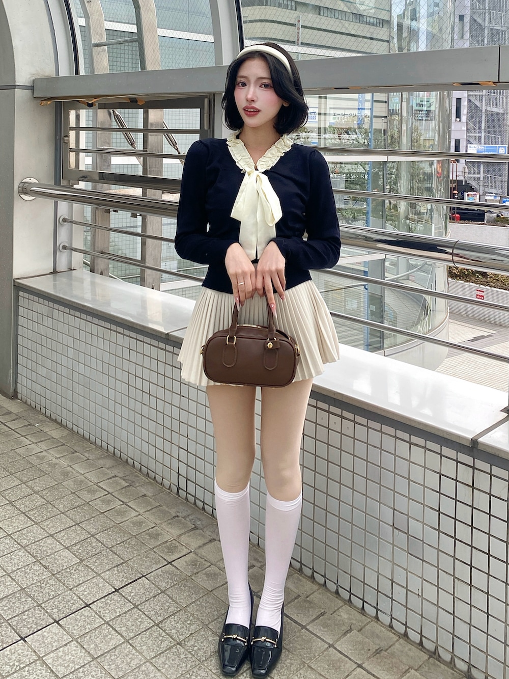 ブラック系のニット/セーターを着用したレディースの冬コーディネートの2枚目の写真