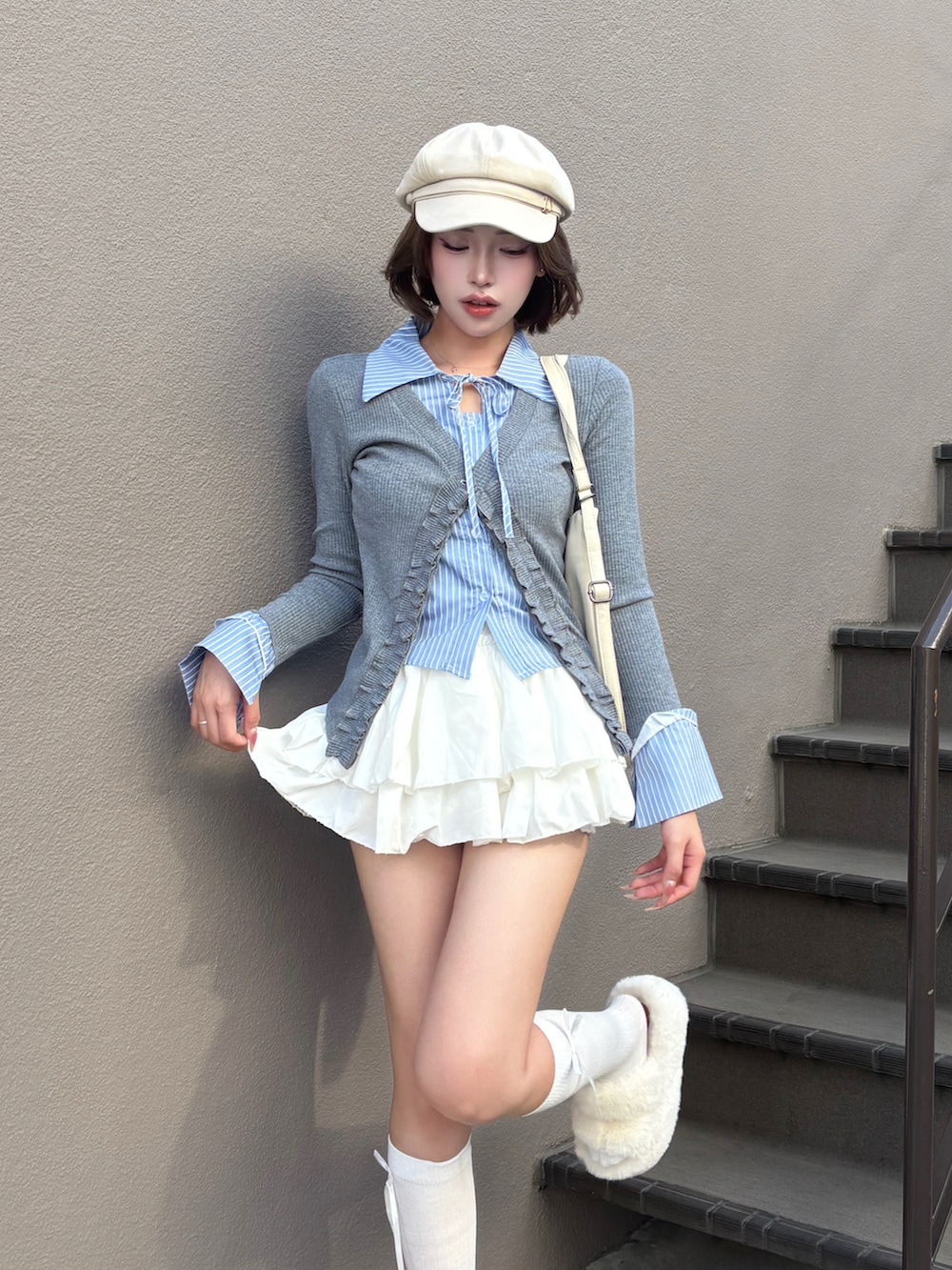 グレー系のシャツ/ブラウス、ホワイト系のスカート、ホワイト系のショルダーバッグを着用したレディースの秋コーディネートの3枚目の写真