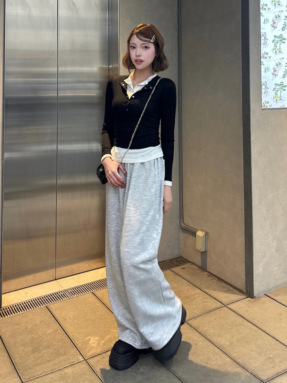 ブラック系のTシャツ/カットソー、グレー系のスウェットパンツ、ブラック系のスニーカーを着用したレディースの秋コーディネートの3枚目の写真
