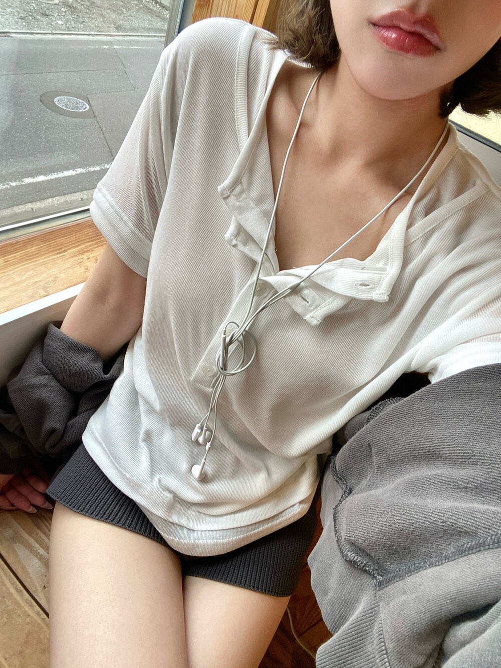 グレー系のその他パンツ、ホワイト系のTシャツ/カットソーを着用したレディースの夏コーディネートの3枚目の写真
