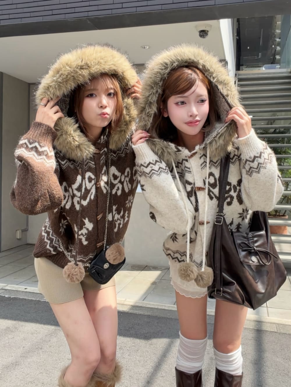 ベージュ系のその他パンツ、ブラウン系のショルダーバッグ、ブラウン系のブーツを着用したレディースの秋コーディネートの2枚目の写真