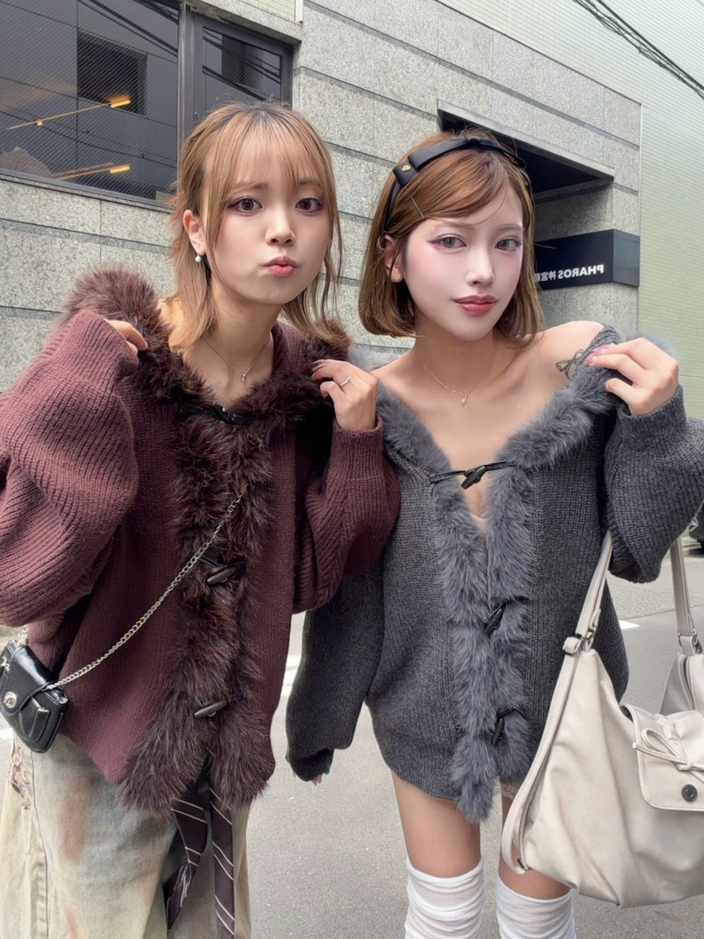 グレー系のカーディガン/ボレロ、ブルー系のデニムパンツ、ブルー系のデニムスカートを着用したレディースの秋コーディネートの3枚目の写真