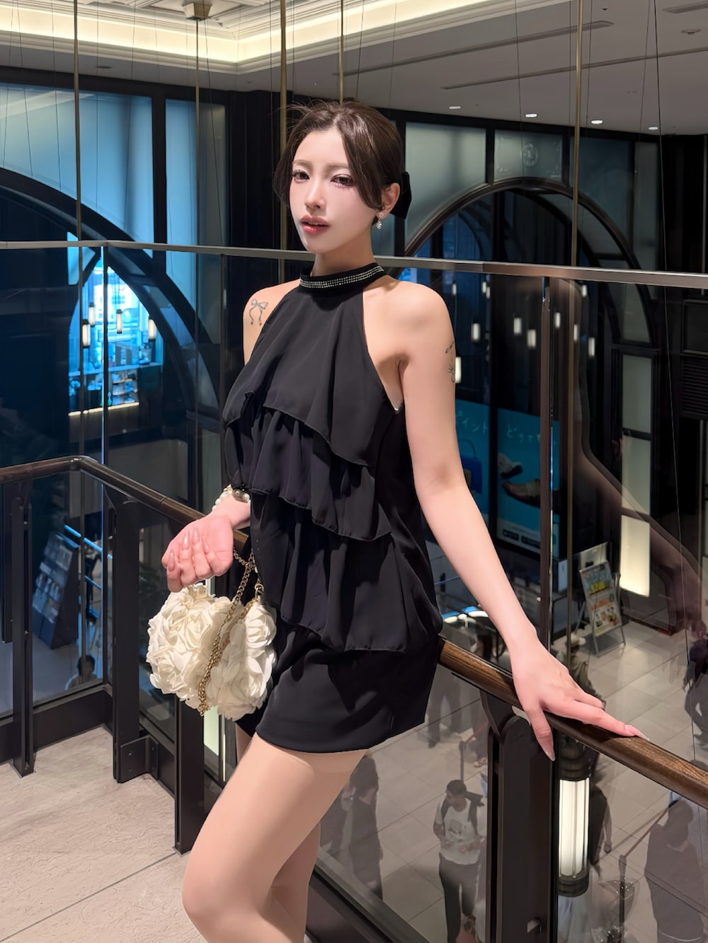 ブラック系のシャツ/ブラウス、ブラック系のその他パンツを着用したレディースの夏コーディネートの3枚目の写真