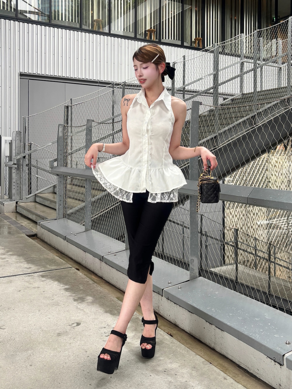 ホワイト系のシャツ/ブラウス、ブラック系のショルダーバッグを着用したレディースの夏コーディネートの2枚目の写真