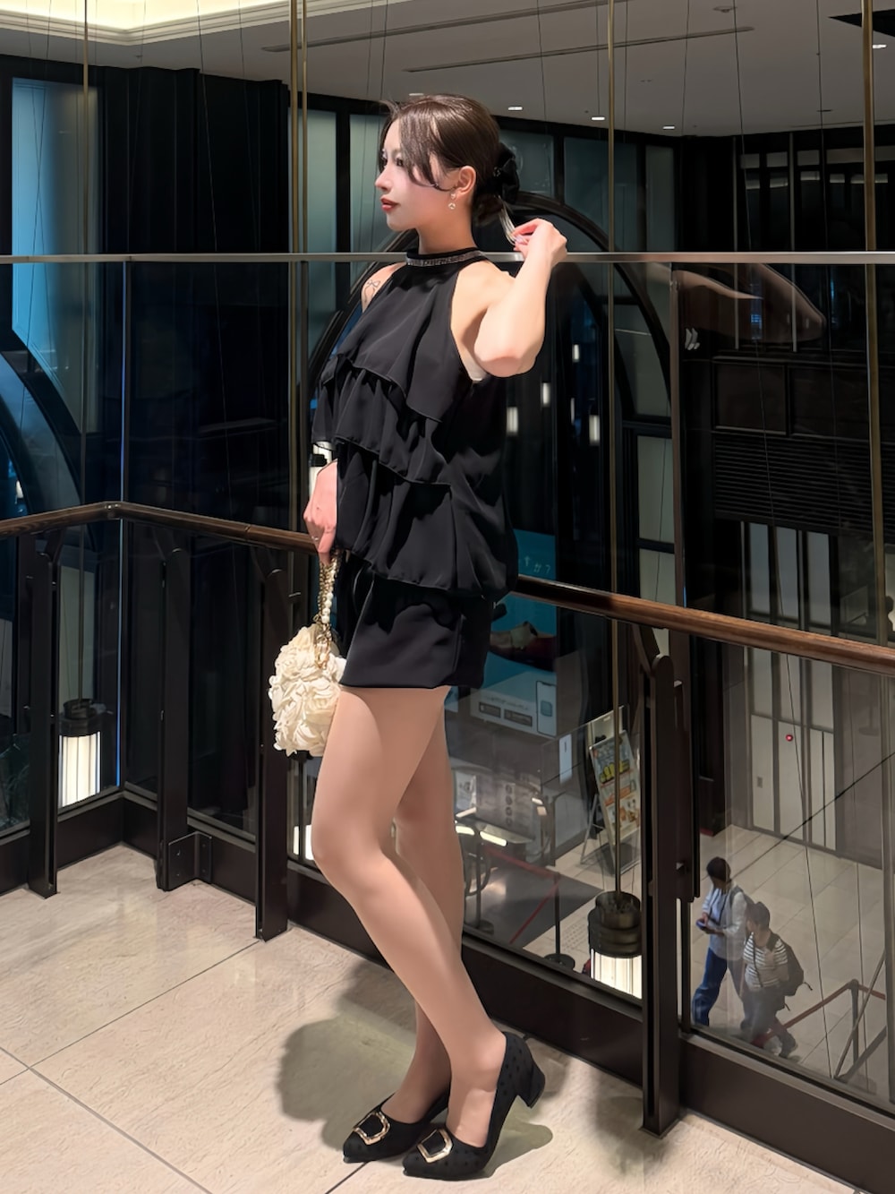 ブラック系のシャツ/ブラウス、ブラック系のその他パンツを着用したレディースの夏コーディネートの2枚目の写真