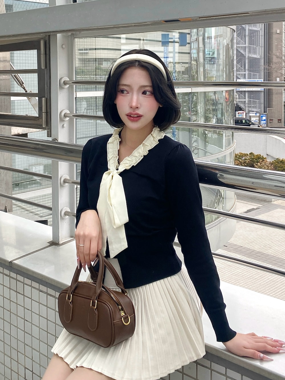 ブラック系のニット/セーターを着用したレディースの冬コーディネートの3枚目の写真