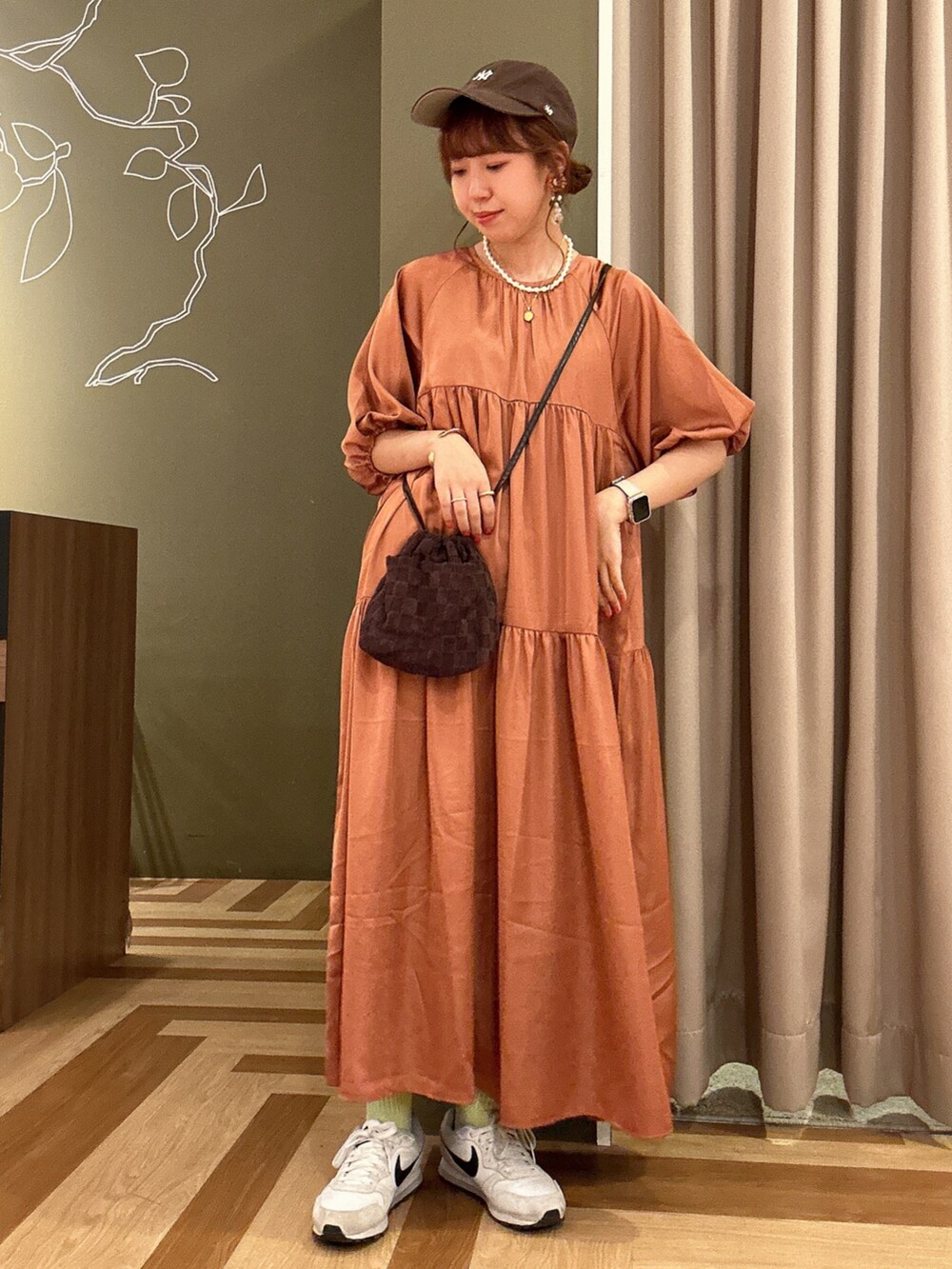 ベージュ系のベスト、その他のワンピース/ドレスを着用したレディースの秋コーディネートの3枚目の写真