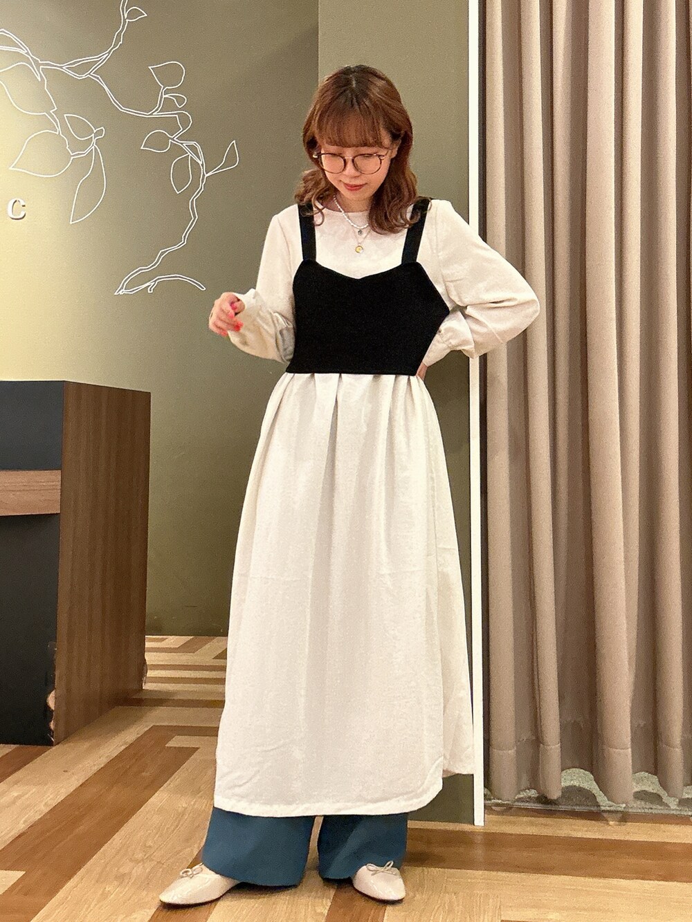 その他のトートバッグ、ホワイト系のワンピース、グリーン系のその他パンツを着用したレディースの秋コーディネートの3枚目の写真