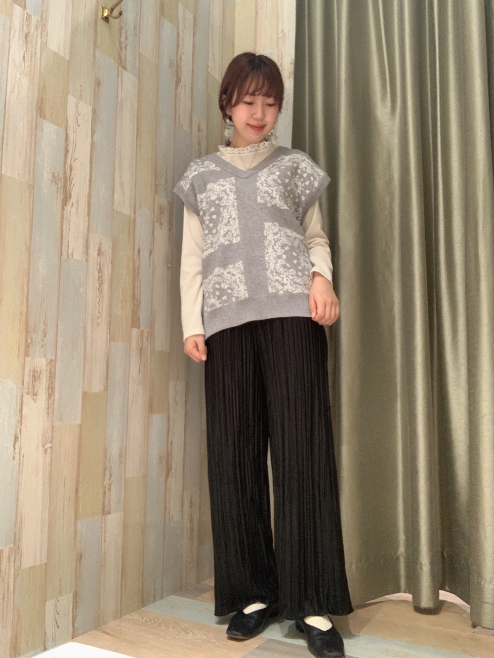 ブラック系のその他パンツ、グレー系のベスト、ホワイト系のTシャツ/カットソーを着用したレディースの冬コーディネートの2枚目の写真