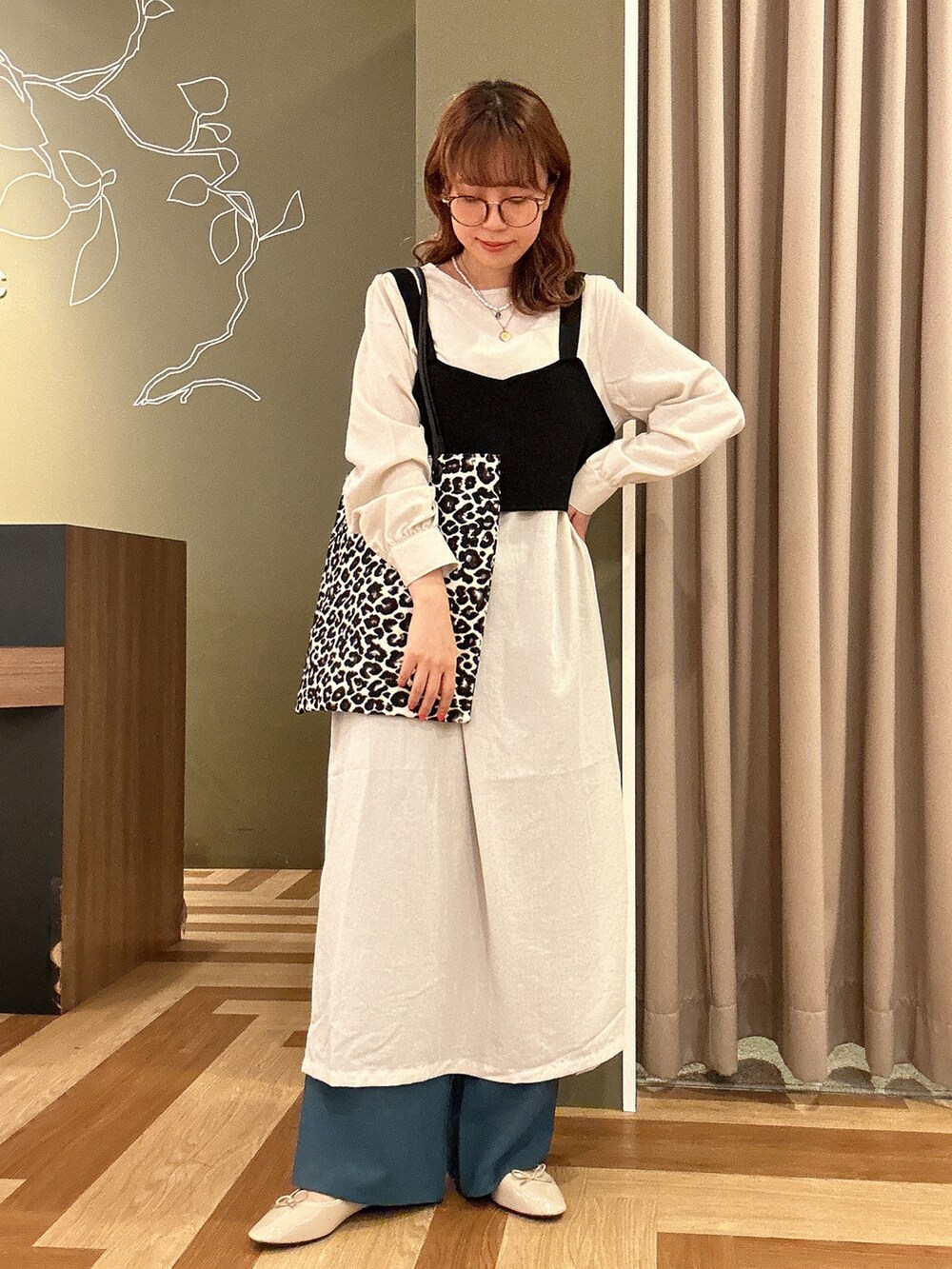 その他のトートバッグ、ホワイト系のワンピース、グリーン系のその他パンツを着用したレディースの秋コーディネートの2枚目の写真