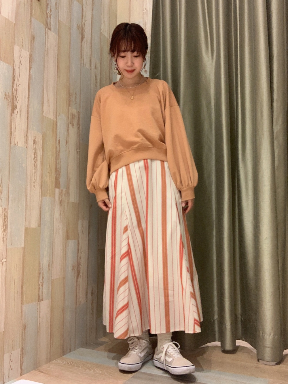 「スカート、KBF、ootd、春色、春コーデ、カジュアルコーデ、オトナカジュアル、スカートコーデ、おしゃれさんと繋がりたい、春服みてみて」｜「Green　Parksのマルチストライプ切替えスカート（スカート、レッド系）」を使った、renaさん（レディース・158cm）の春コーディネートの2枚目の写真