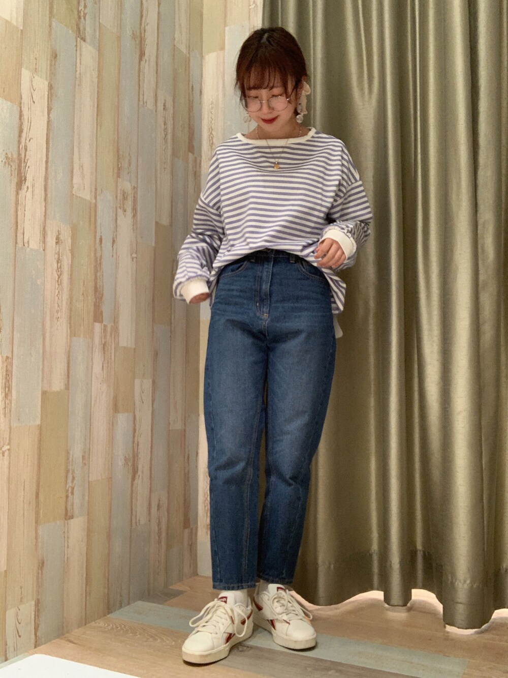 ブルー系のその他パンツ、ブルー系のTシャツ/カットソー、イエロー系のトレンチコートを着用したレディースの春コーディネートの2枚目の写真