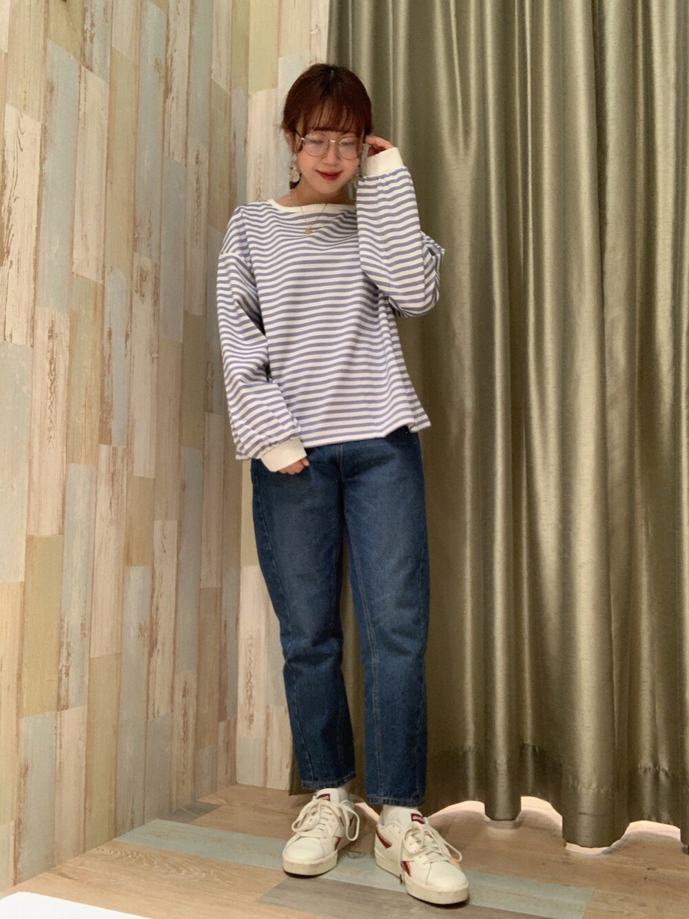 ブルー系のその他パンツ、ブルー系のTシャツ/カットソー、イエロー系のトレンチコートを着用したレディースの春コーディネートの3枚目の写真