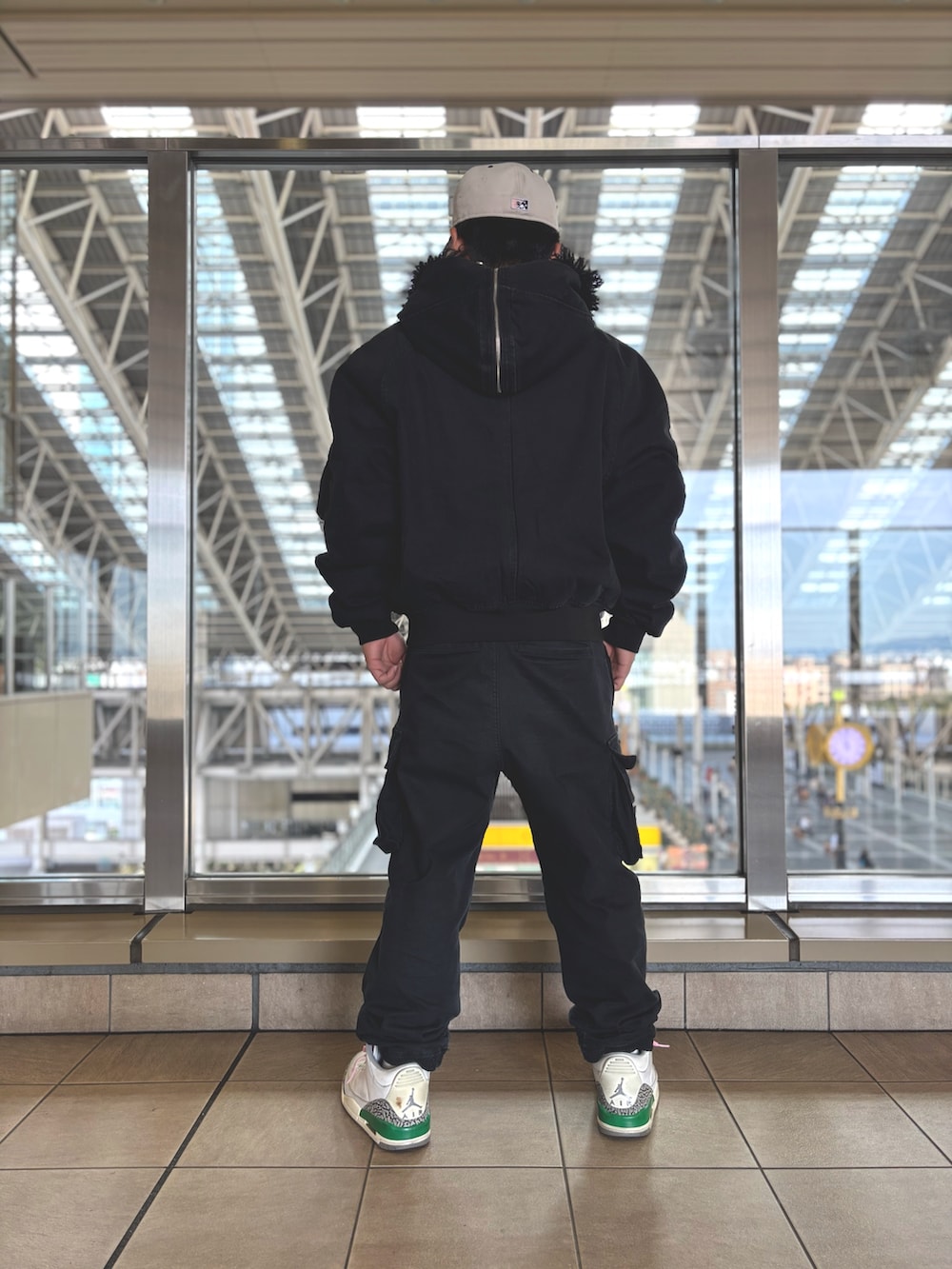 ブラック系のミリタリージャケットを着用したメンズの秋コーディネートの3枚目の写真