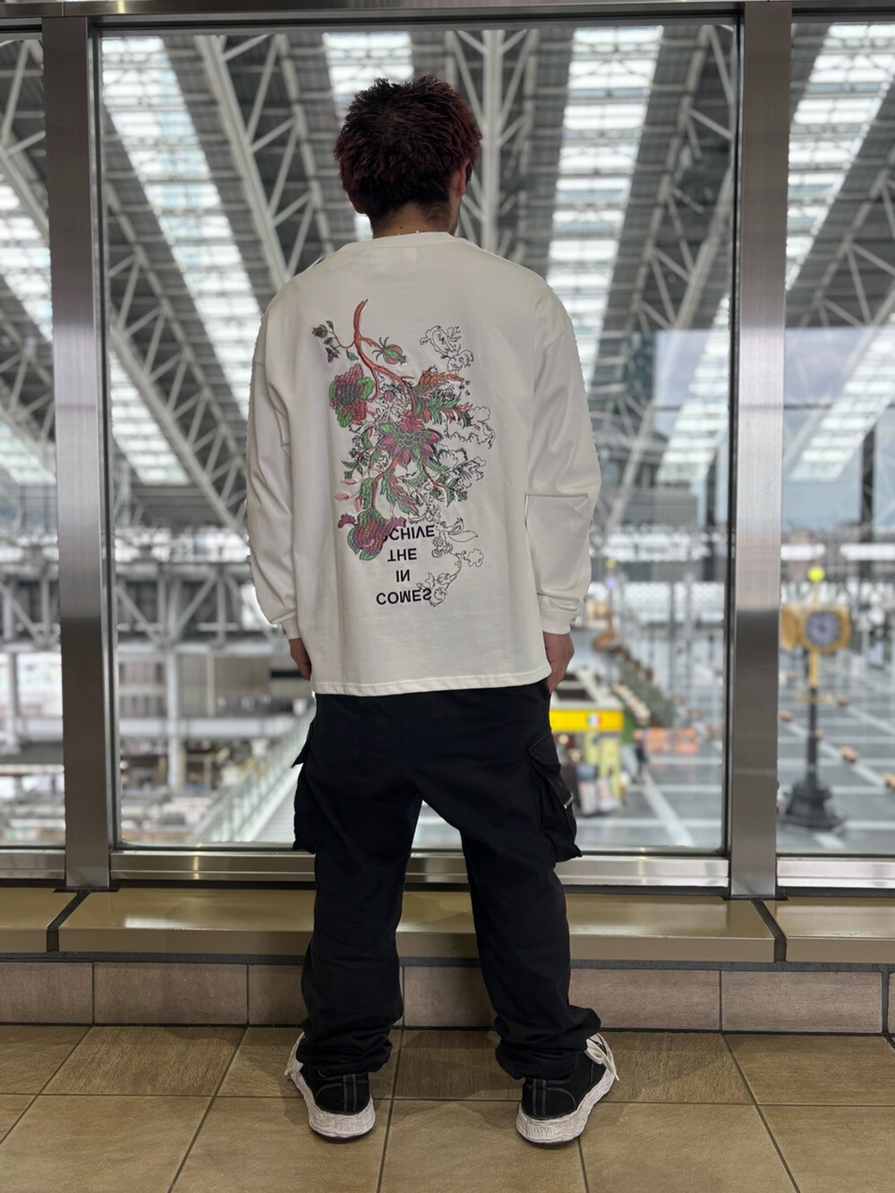 ホワイト系のTシャツ/カットソーを着用したメンズの春コーディネートの3枚目の写真