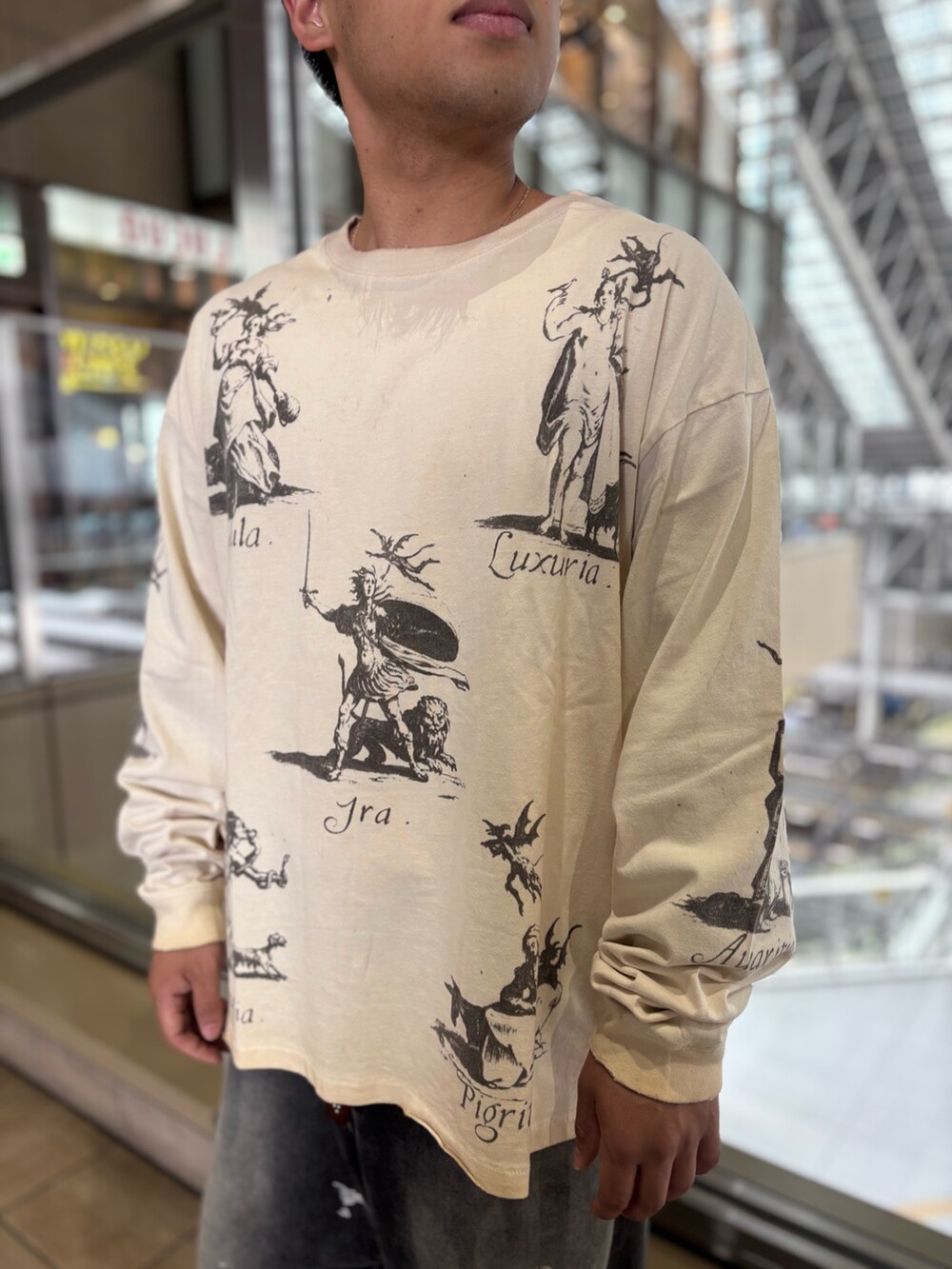 ホワイト系のTシャツ/カットソー、ブラック系のデニムパンツを着用したメンズの夏コーディネートの5枚目の写真