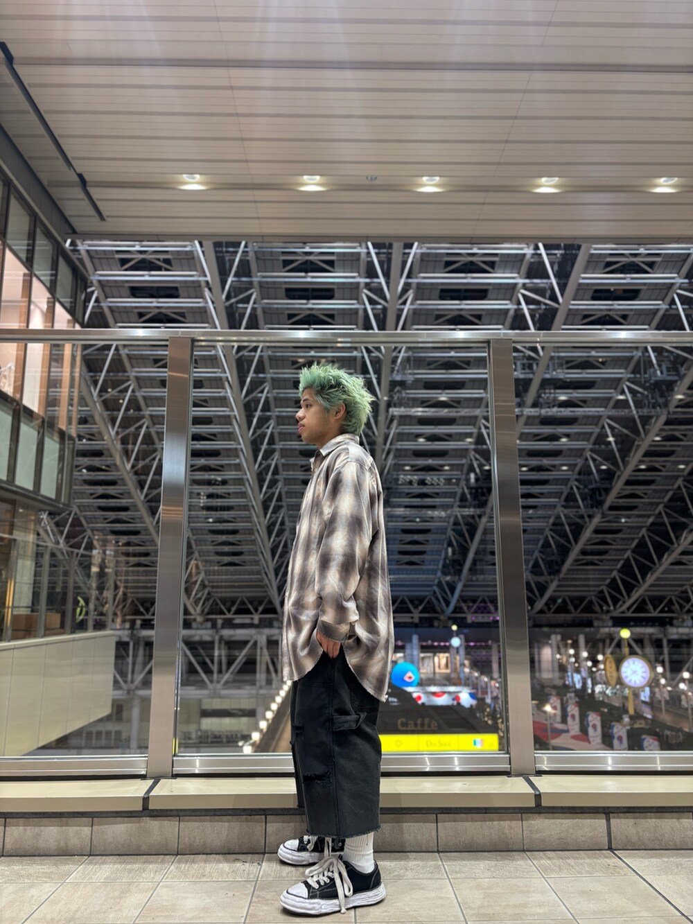 ブラック系のその他パンツを着用したメンズの春コーディネートの2枚目の写真