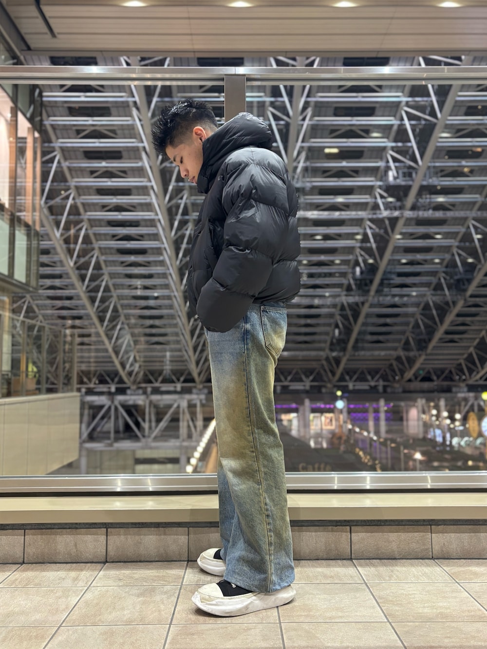 ブラック系のブルゾンを着用したメンズの秋コーディネートの2枚目の写真