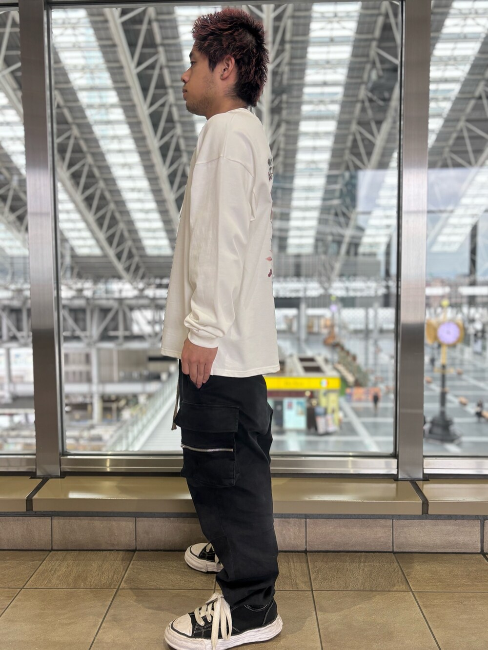 ホワイト系のTシャツ/カットソーを着用したメンズの春コーディネートの2枚目の写真