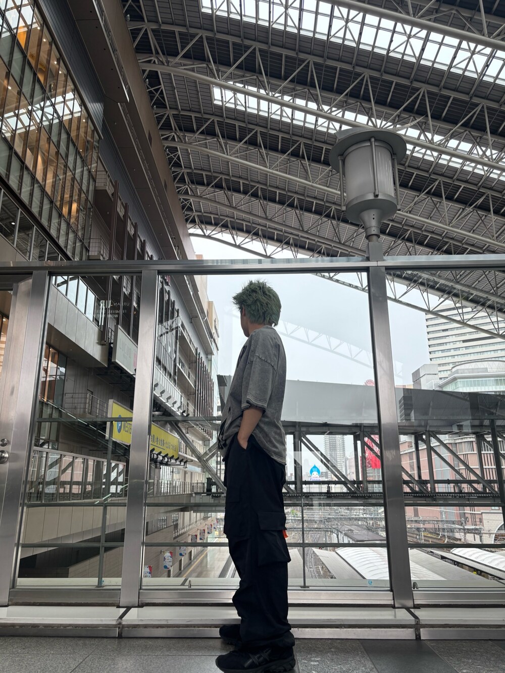 グレー系のTシャツ/カットソーを着用したメンズの春コーディネートの2枚目の写真