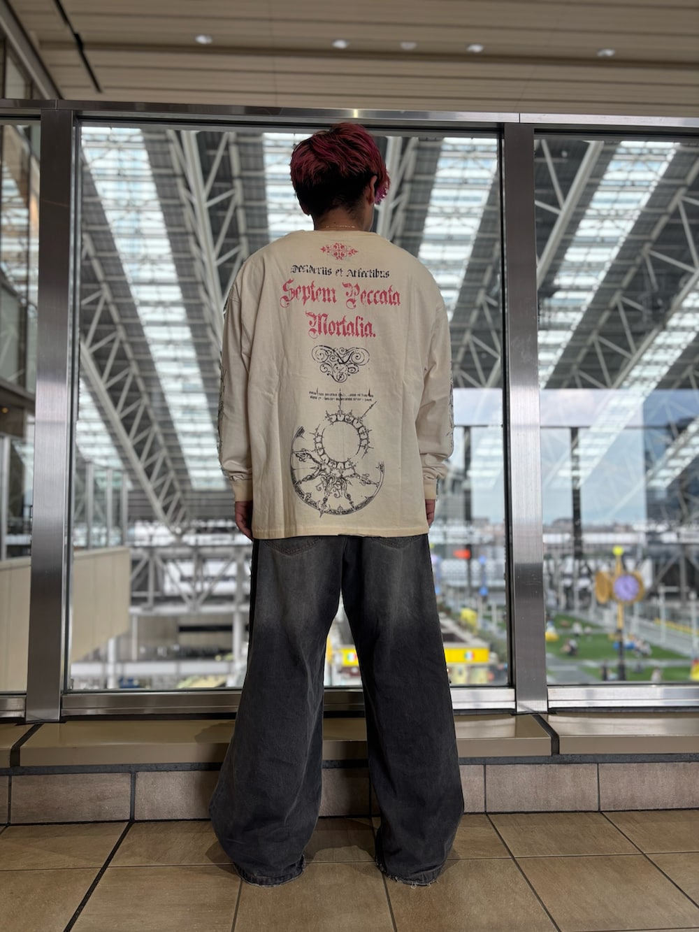 ホワイト系のTシャツ/カットソー、ブラック系のデニムパンツを着用したメンズの夏コーディネートの3枚目の写真
