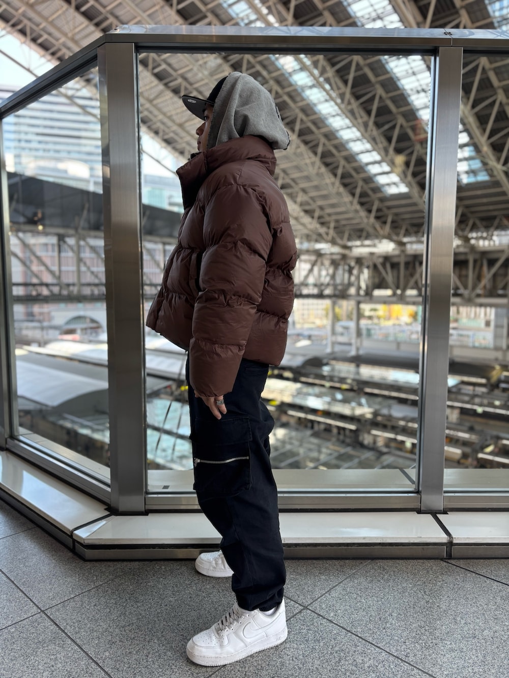 「Danke schon、休日スタイル、冬コーデ、lhplucuaosaka、LHP」｜「DANKE SCHONのDankeschon/ダンケシェーン/NYLON STAND SHORT BZ（ブルゾン、ブラウン系）」を使った、田中理登さん（メンズ・164cm）の冬コーディネートの2枚目の写真