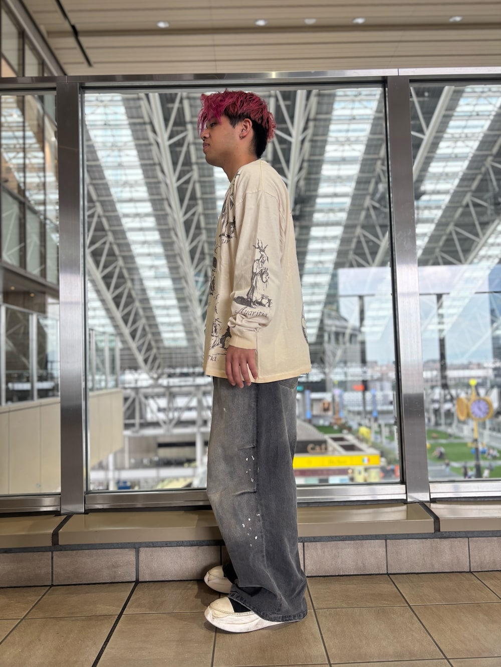 ホワイト系のTシャツ/カットソー、ブラック系のデニムパンツを着用したメンズの夏コーディネートの2枚目の写真