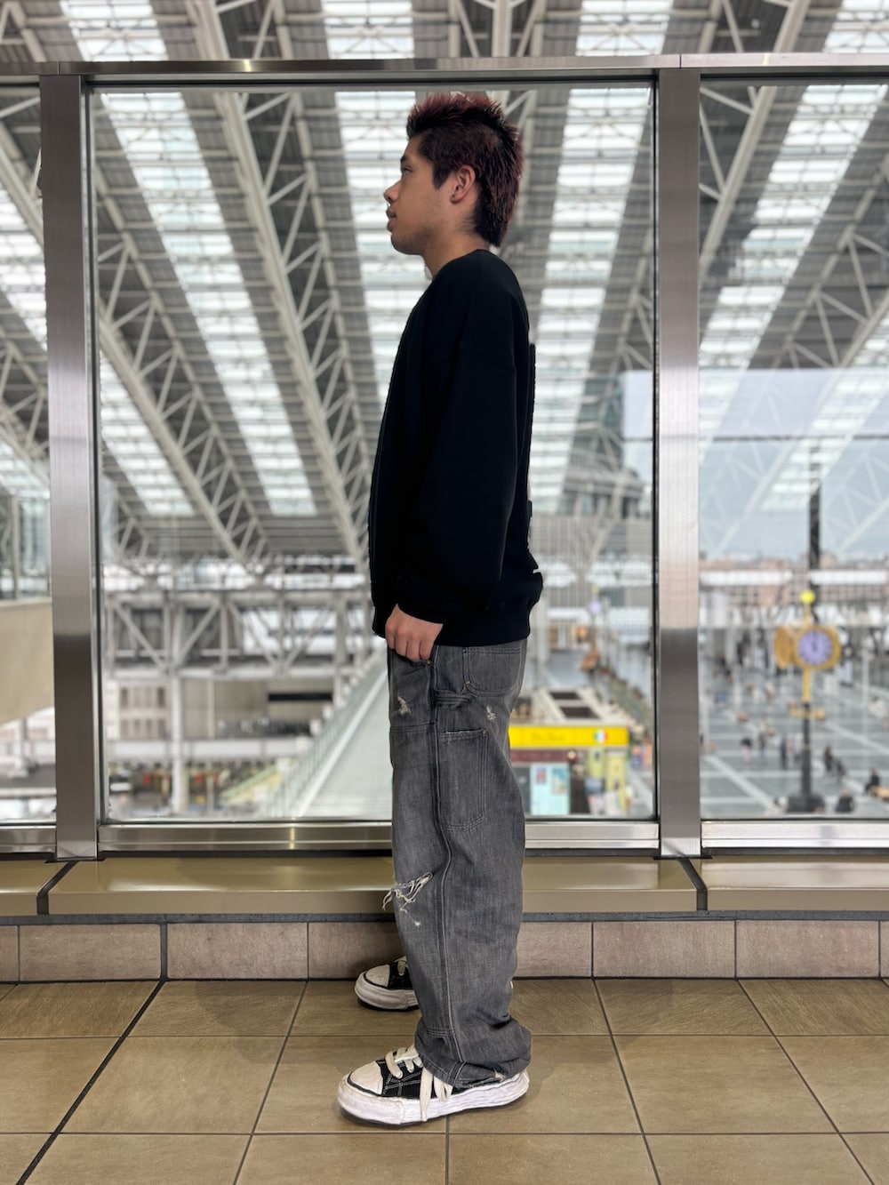 「春コーデ、A4A、LHP、lhplucuaosaka、休日、休日コーデ、低身長、低身長コーデ」｜「A4AのA4A/エーフォーエー/SWEAT CLEWNECK NEW ARCHIVE（スウェット、ブラック系）」を使った、田中理登さん（メンズ・164cm）の春コーディネートの2枚目の写真