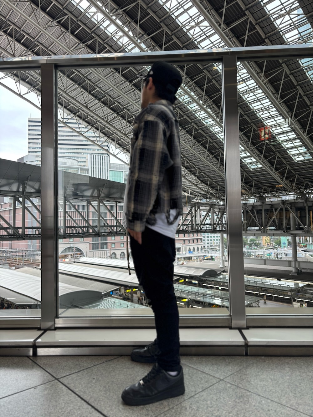 ブラック系のシャツ/ブラウス、ブラック系のその他パンツを着用したメンズの秋コーディネートの2枚目の写真