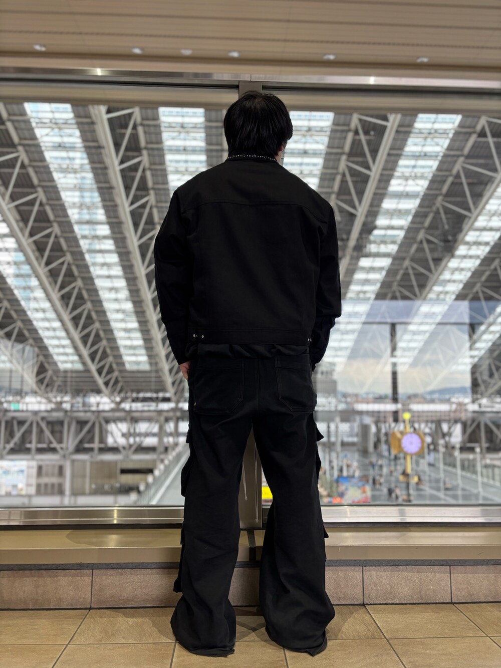 ブラック系のその他アウターを着用したメンズの冬コーディネートの3枚目の写真