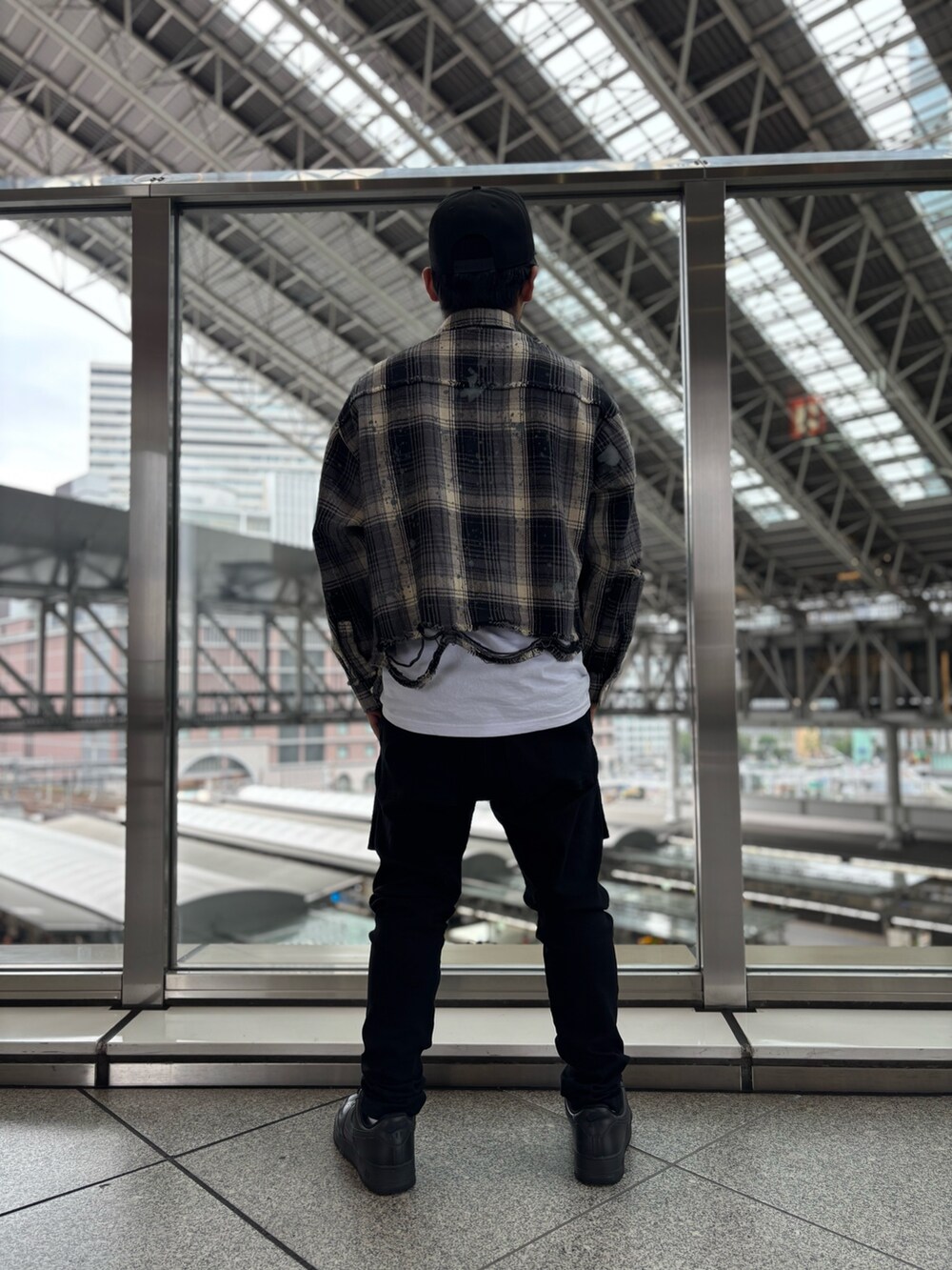 ブラック系のシャツ/ブラウス、ブラック系のその他パンツを着用したメンズの秋コーディネートの3枚目の写真