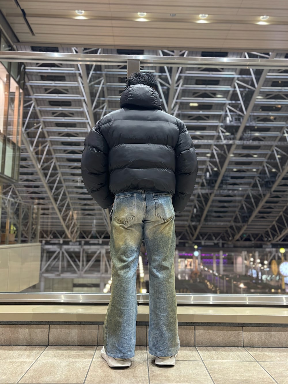 ブラック系のブルゾンを着用したメンズの秋コーディネートの3枚目の写真