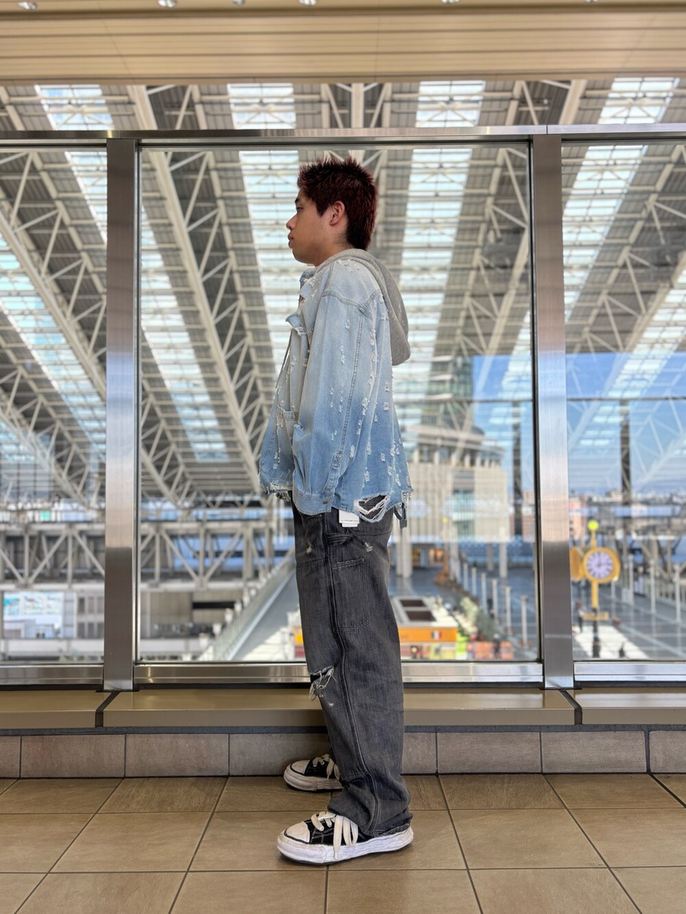 ブルー系のシャツ/ブラウスを着用したメンズの春コーディネートの2枚目の写真