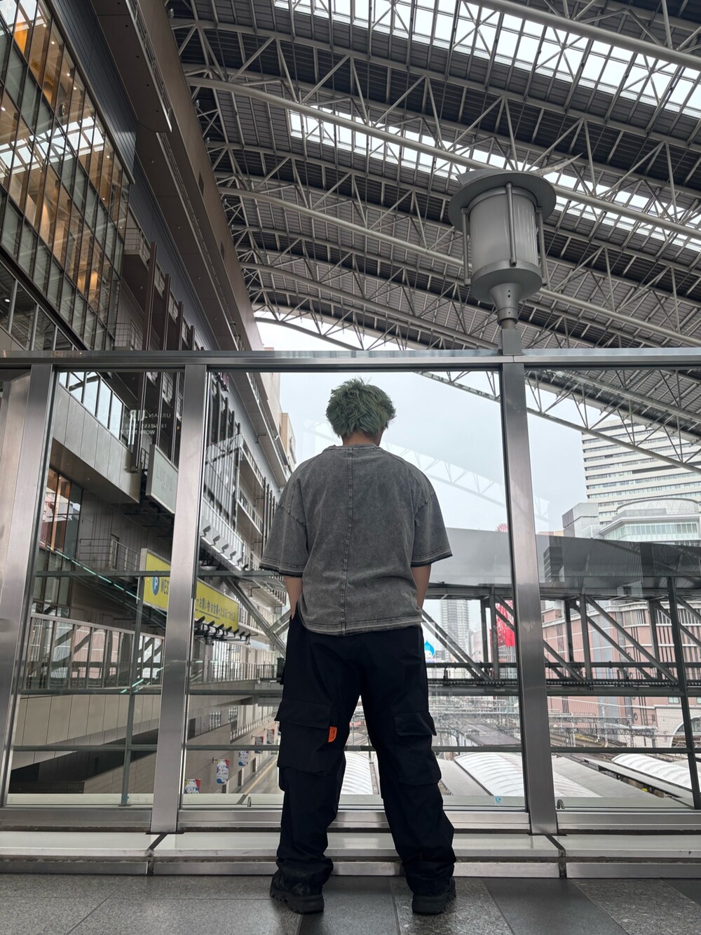 グレー系のTシャツ/カットソーを着用したメンズの春コーディネートの3枚目の写真