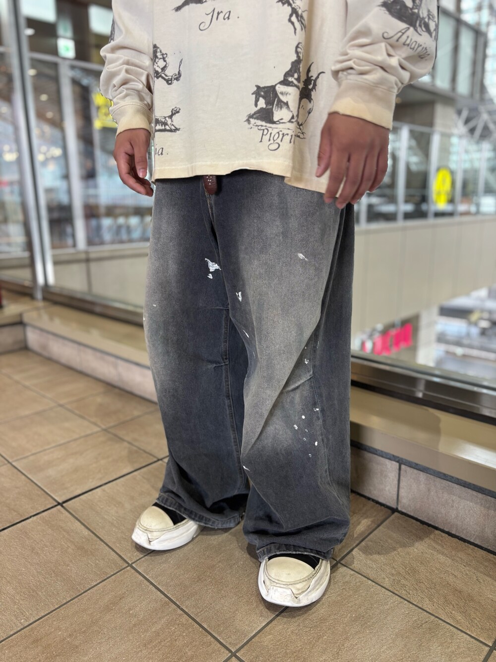 ホワイト系のTシャツ/カットソー、ブラック系のデニムパンツを着用したメンズの夏コーディネートの6枚目の写真