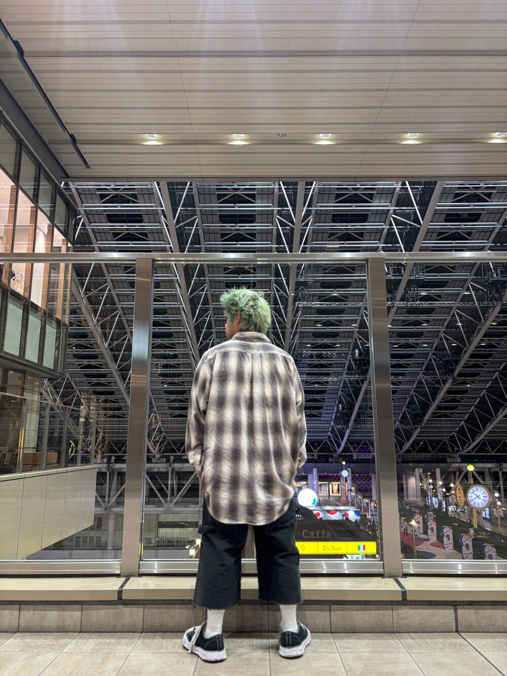 ブラック系のその他パンツを着用したメンズの春コーディネートの3枚目の写真