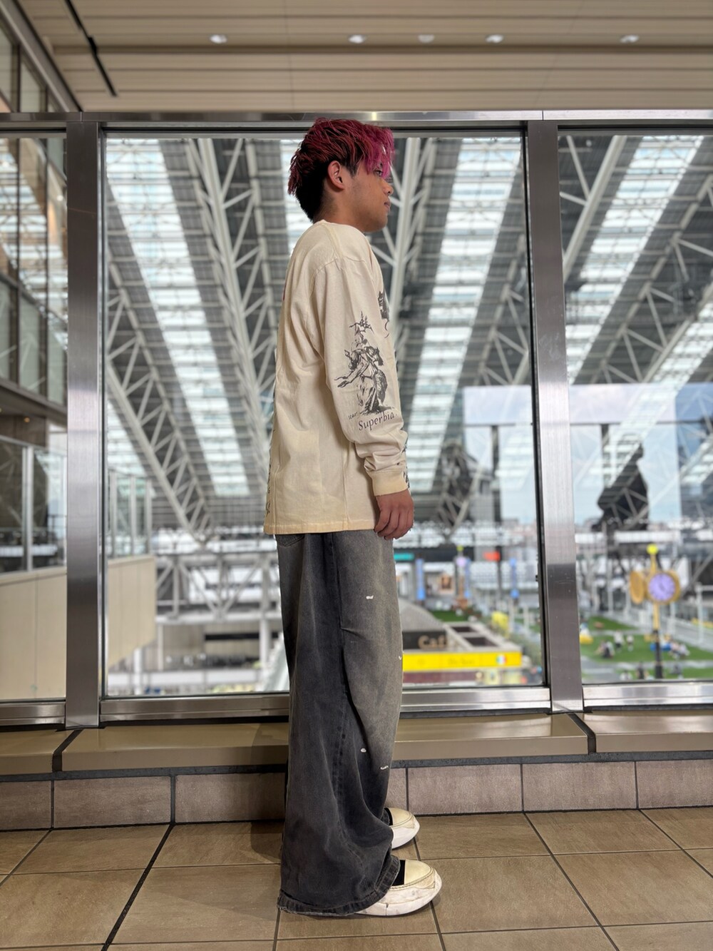 ホワイト系のTシャツ/カットソー、ブラック系のデニムパンツを着用したメンズの夏コーディネートの4枚目の写真