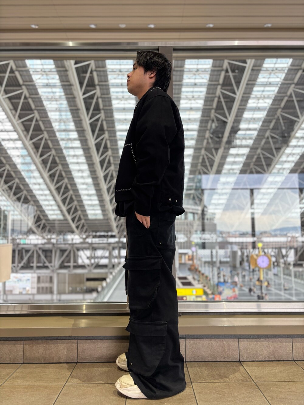 ブラック系のその他アウターを着用したメンズの冬コーディネートの2枚目の写真