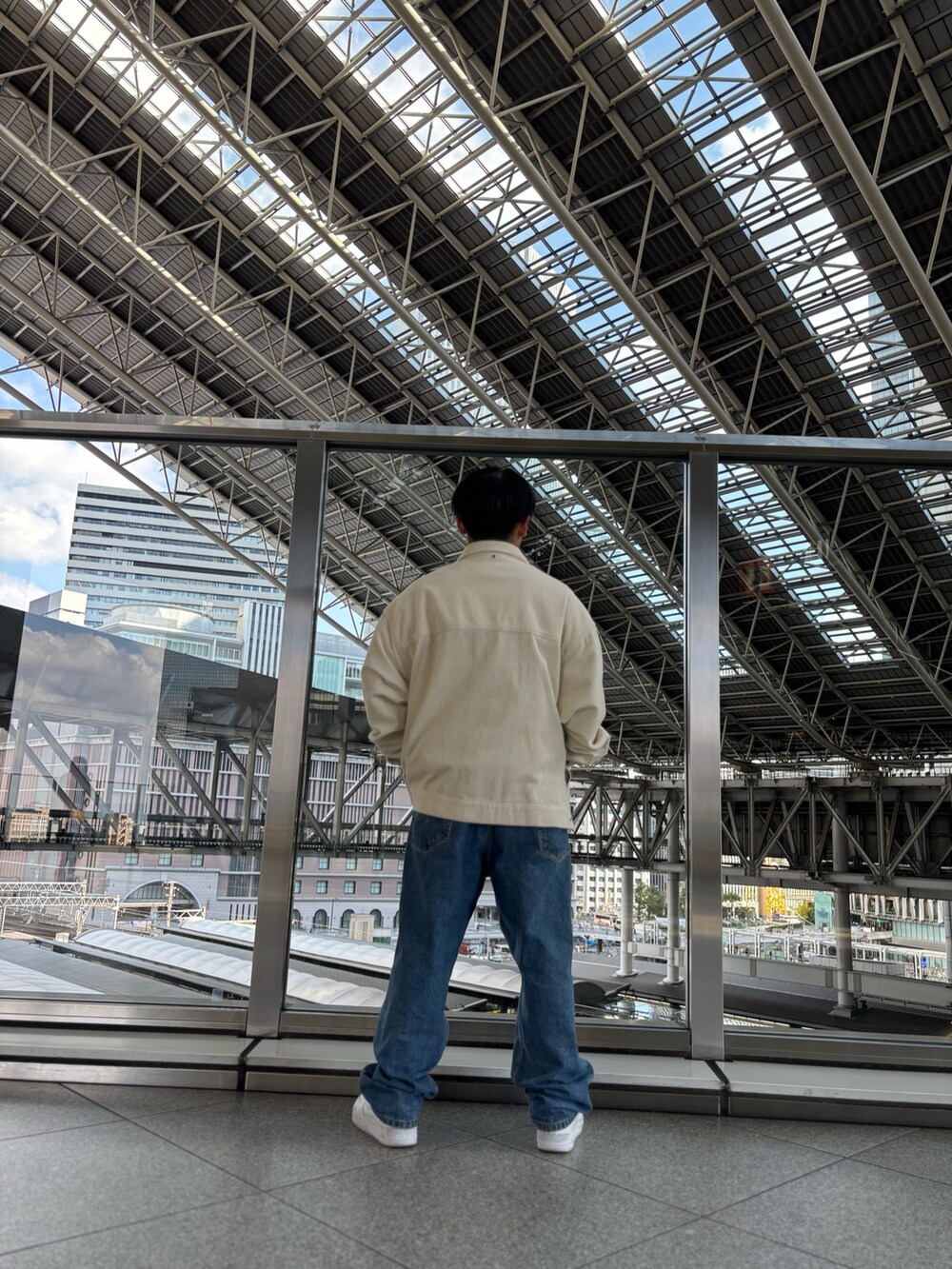 「ダンケシェーン、秋冬コーデ、休日コーデ、LHP、lhplucuaosaka、低身長コーデ」｜「L.H.PのDankeSchon/ダンケシェーン/COVERALLS COUDUROY（カバーオール、ホワイト系）」を使った、田中理登さん（メンズ・164cm）の冬コーディネートの3枚目の写真