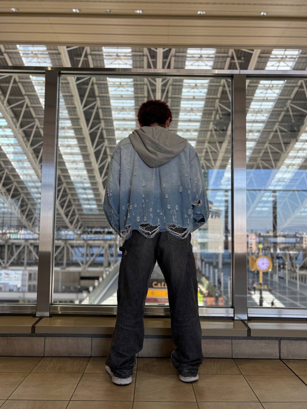 ブルー系のシャツ/ブラウスを着用したメンズの春コーディネートの3枚目の写真